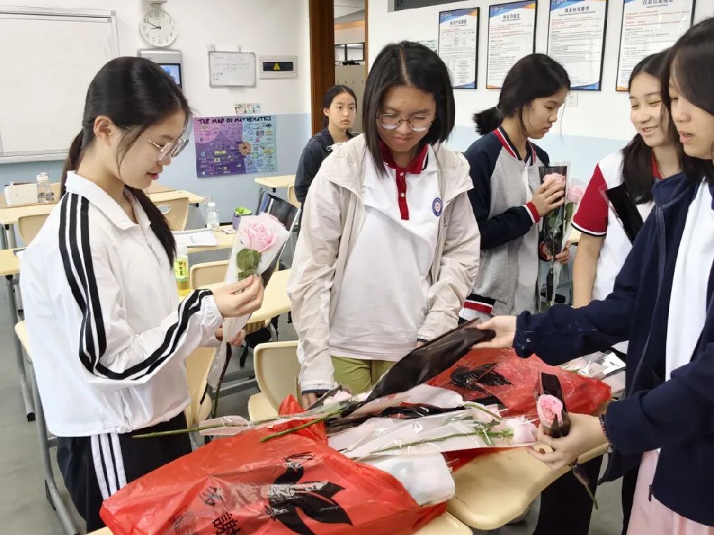Teachers' Day Special Feature | A Bouquet of Flowers, a Sheet of Blessings: Sendelta Students Warm Teachers' Hearts with Heartfelt Gestures