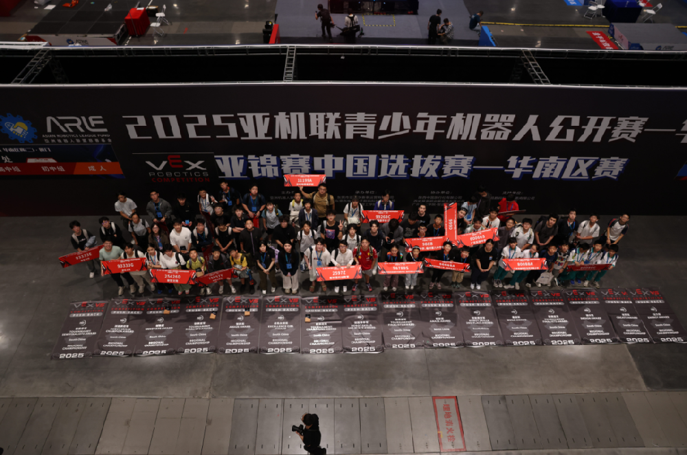 Directly advancing to the national competition! The Sendelta (New Philosophy) Team once again clinched multiple awards, including the high school division championship, shining brightly at the VEX South China Regional Competition.